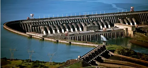  ??  ?? Represa hidroeléct­rica Itaipú Binacional, situada en la frontera entre Brasil y Paraguay.