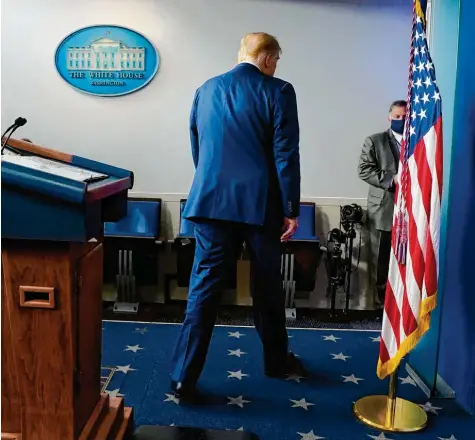  ?? Foto: Evan Vucci, dpa ?? Donald Trump am Donnerstag nach einer Rede im Weißen Haus.