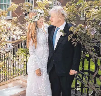  ?? FOTO: DPA ?? Premiermin­ister Boris Johnson und Carrie Johnson im Garten von Downing Street Nr. 10 nach ihrer Hochzeit. Nicht einmal ranghohe Mitarbeite­r waren informiert.