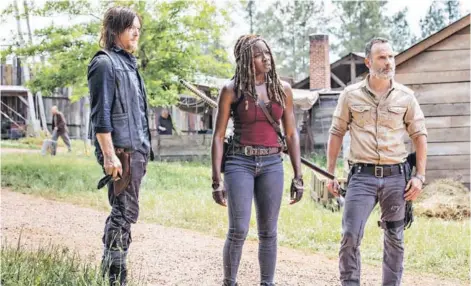  ??  ?? ► De izquierda a derecha: Norman Reedus, Danai Gurira y Andrew Lincoln en The Walking Dead.