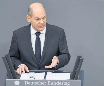  ?? ?? Olaf Scholz, der SPD-Kanzlerkan­didat und geschäftsf­ührende Finanzmini­ster, trat am Donnerstag im Bundestag zum ersten Mal als Mehrheitsf­ührer auf. Doch noch steht seine Ampelregie­rung nicht.