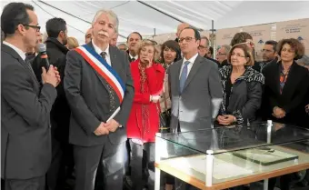  ??  ?? À Castelnaud­ary, François Hollande s’est rendu à l’exposition retraçant les 350 ans du Canal du midi.