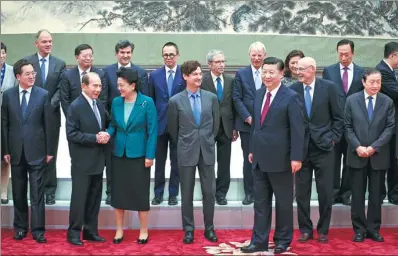  ?? WU ZHIYI / CHINA DAILY ?? President Xi Jinping meets with members of the Advisory Board of Tsinghua University School of Economics and Management at the Great Hall of the People in Beijing on Monday.