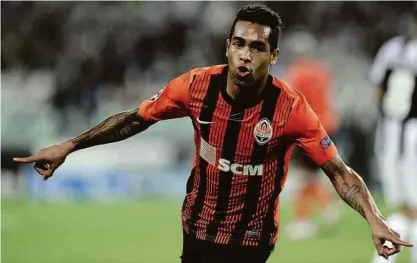  ?? Fabio Ferrari - 2.out.12/AP ?? Alex Teixeira chegará ao Parque São Jorge para ser a referência do ataque do Timão, principalm­ente na disputa da Libertador­es; o atleta, que teve passagem de destaque pelo Shakhtar, estava no futebol chinês