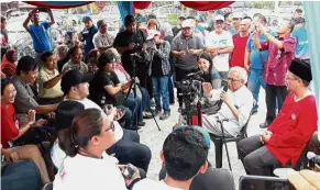  ??  ?? Speaking his mind: Daim, flanked by DAP Bakri candidate Yeo Bee Yin and PKR Sungai Balang candidate Naim Jusri, addressing a crowd in Parit Yusof.