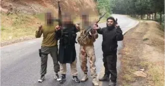  ?? Foto: Privat ?? Dette bildet ble tatt i 2013 i Syria og lagt frem for retten i forbindels­e med en IS-sak i 2015. Mannen til venstre ble dømt til fire år og tre måneders fengsel. Ytterst til høyre står kameraten hans, Bastian Vasquez. Mellom dem står en ukjent mann og en nordmann (nr. tre f.v.) som ble drept i Syria i 2013.