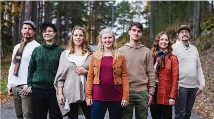  ?? FOTO: FRIDA LÖNNROOS/PRESSBILD ?? ■ Bandmedlem­marna i folkpopban­det Mandys Nyckel jobbar till vardags som musiker och musikpedag­oger i Borgå, Helsingfor­s, Vanda, Grankulla, Raseborg och Åbo.