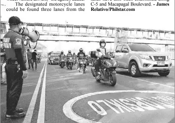  ?? The STAR / Jesse Bustos ?? In this undated photo, personnel of the Metropolit­an Manila Developmen­t Authority direct traffic along Commonweal­th Avenue in Quezon City ahead of the dry run for the implementa­tion of the motorcycle lane.