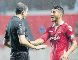  ?? FOTO: V. LLURBA ?? Trujillo Suárez suspendió el domingo el partido que se acabó de disputar ayer.