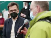  ?? FOTO: DPA ?? Ein Pfleger stellt Thomas Kutschaty (SPD, l.), Vorsitzend­er der NRWLandtag­sfraktion, während seines Besuchs der Streikpost­en an der Uni-Klinik eine Frage.