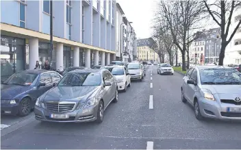  ??  ?? Nachmittäg­liches Chaos auf der Jülicher Straße am Leibniz-Montessori-Gymnasium: Eltern bringen Schüler oder holen sie ab. „Muss das bei Zwölf- bis 15-Jährigen so sein?“, fragt ein Anwohner.