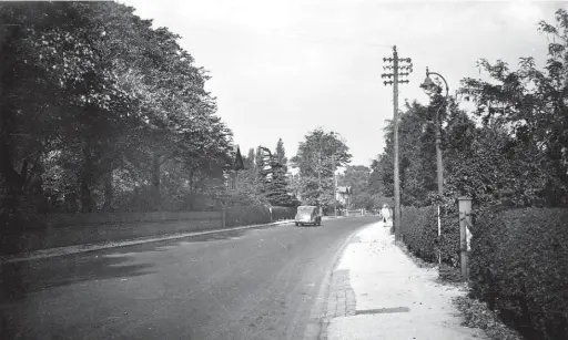  ?? ?? A view of London Road South, Poynton, shown in the 1940s (left).
●●A repair car from Morris dealer John James Cookson in Waters Green, Macclesfie­ld, shown in the 1930s (below left).
●●This black-and-white photograph captured in 1940, depicts Chester Road, Poynton (bottom left).