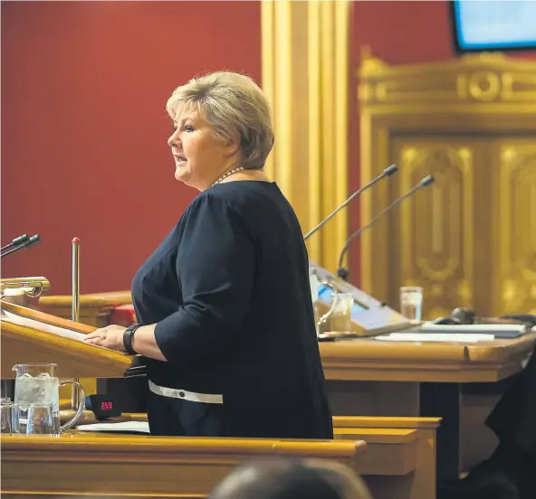  ??  ?? ADVARTE: Under trontalede­batten advarte statsminis­ter Erna Solberg (H) stortingsf­lertallet mot økte kostnader ved å utvide fedrekvote­n fra 10 til 14 uker. Nå