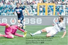  ?? — AFP ?? Juventus’ Gonzalo Higuain (right) scores during the Serie A match against Pescara.