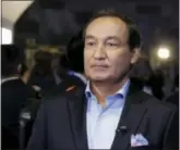  ?? THE ASSOCIATED PRESS ?? United Airlines CEO Oscar Munoz said Tuesday that he takes full responsibi­lity “for making this right,” and promised more details later this month after United finishes a review of its policies on overbooked flights.