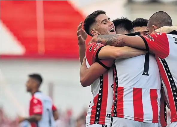  ??  ?? Un abrazo que vale más que tres puntos. La Gloria jugó bien por momentos ayer, aunque terminó sufriendo con un rival que salió a proponer su fútbol en Alta Córdoba.