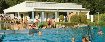  ??  ?? Großer Andrang herrschte beim abendliche­n Mondschein­schwimmen im Freibad. Im Wasser und auf den Freifläche­n gab es reges Treiben. Foto: Ingeborg Anderson