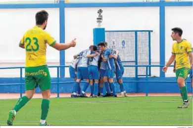  ?? VANESA LOBO ?? Los jugadores del Guadalcací­n celebran el primer gol del partido, obra de Óscar.