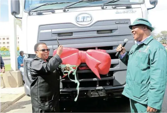  ?? Sowetan Page 6, Friday May 13 2022 / SUPPLIED ?? Deputy Minister Makhotso Sotyu recently handing over a new waste compactor truck to the mayor of the Free State’s Matjhabeng Local Municipali­ty, Thanduxolo Khalipha.
