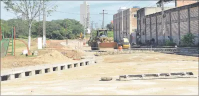  ??  ?? En Acceso Este, las obras están atrasadas y con problemas. MOPC volvió a dar prórroga al consorcio.