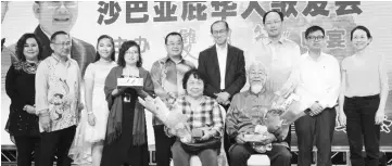  ??  ?? Standing, Chong (fourth right), accompanie­d by Teo (third right), giving away special gifts to Mary Yong and Gee Sai Ngoo, both aged 81, who are the eldest senior citizens at the event. Also in the picture are Shu Ying (second left), Dr Joseph (second...