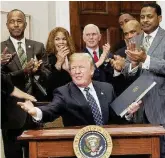  ?? LaPresse ?? Black Power Donald Trump con esponenti della comunità afroameric­ana per il Martin Luther King Day