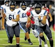  ?? Ronald Cortes / Contributo­r ?? Shadow Creek’s Kyron Drones, right, ran for one touchdown and passed for three more Friday night.