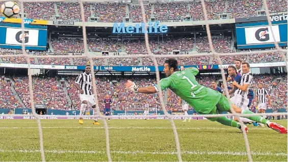  ?? AFP ?? Primero. Neymar define entre Lichsteine­r y Barzagli. Buffon no podía llegar. Fue el primero de Barcelona, tras una gran pared con Alcácer.