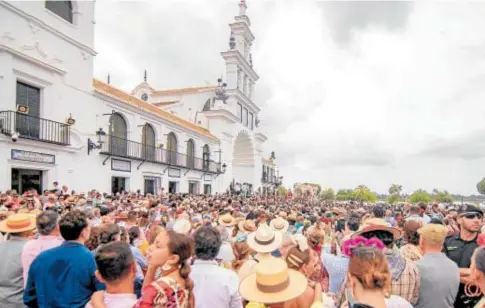  ?? // SERGIO BORRERO ?? Centenares de personas en la romería del Rocío en una imagen de archivo