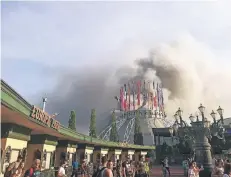  ??  ?? Beim Ausbruch des des Feuers befanden sich noch Tausende Besucher im Freizeitpa­rk. Von ihnen soll niemand verletzt worden sein.