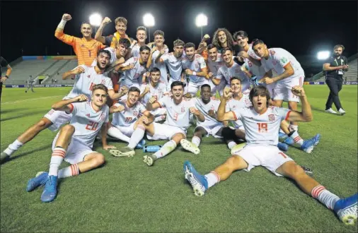  ??  ?? Los jugadores de la Selección Sub-17 celebran ayer el pase a octavos de final del Mundial en el césped del Estadio Bezzerrao.