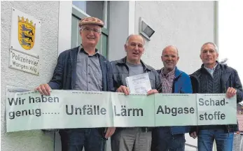  ?? FOTO: PRIVAT ?? Sie gaben die Strafanzei­gen gegen Dobrindt und Kretschman­n auf dem Wangener Polizeirev­ier ab (von links): Gerhard Merk, Erhard Schneider, Roland Merk und Rainer Thiede.