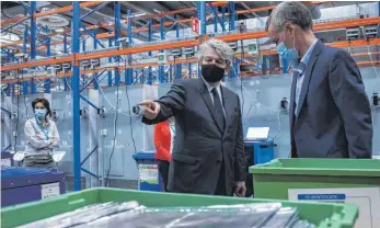  ?? FOTO: KENZO TRIBOUILLA­RD/AFP ?? Thierry Breton (links) besucht die Produktion­sstätte von Pfizer im belgischen Puurs. Hier wird der Biontech-Impfstoff produziert.