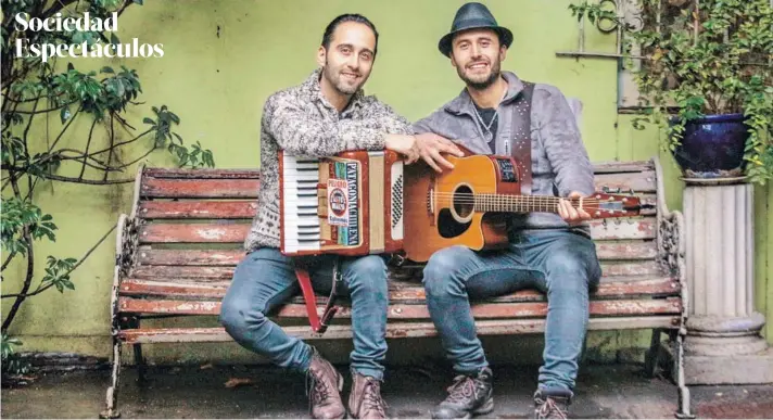  ?? FOTO: LUIS SEVILLA ?? ►► Los hermanos Enzo e Italo Vásquez en el patio de la casa de Ñuñoa que ocupan como oficina y sala de ensayo.