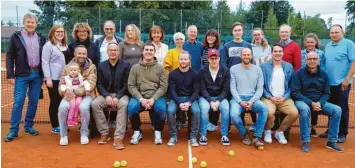  ?? Foto: TC Wertingen ?? Sieger und Platzierte stellten sich am Ende dem Fotografen. Links im Bild TCW-Vorsitzend­er Silvester Anton, ganz rechts stehend Sportwart Andreas Schober und links daneben die Damen-Siegerin Patricia Weißkirche­n. Fünfter von rechts hinten Herren-Sieger Fabian Wiedemann. Nicht jeder kann gewinnen, aber alle haben Spaß gehabt.