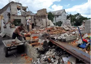  ?? ?? Un habitant de la province de Kiev, après un bombardeme­nt des troupes russes, le 15 juin 2022.