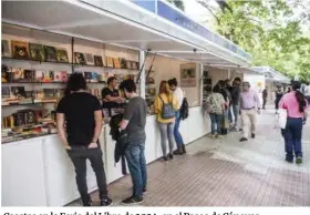  ?? ?? Casetas en la Feria del Libro de 2024, en el Paseo de Cánovas.