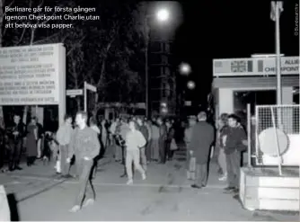  ?? ?? Berlinare går för första gången igenom Checkpoint Charlie utan att behöva visa papper.