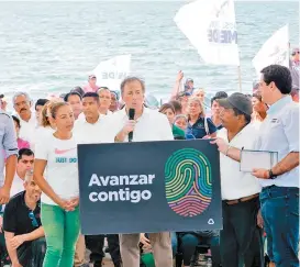  ??  ?? El candidato se reunió con pescadores de San Pedro Las Playas.