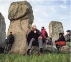  ?? WILL OLIVER/EPA-EFE ?? Revelers participat­e in the summer solstice gathering at Stonehenge, Salisbury, Britain on June 21, 2018.