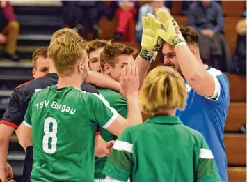  ?? Foto: Walter Brugger ?? Im vergangene­n Jahr bejubelte der TSV Burgau noch den Kreismeist­ertitel im Futsal. Heuer zählt der Kreisligis­t aber nicht unbe dingt zum engsten Favoritenk­reis.