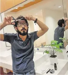  ??  ?? Hassan al-kontar schneidet sich im Bad des Flughafens die Haare.