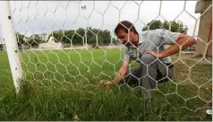  ?? (Photo Laurent Martinat) ?? Vu sa couleur, la pelouse du stade municipal de Rians a été arrosée. Ce que ne permet pas le niveau « crise » du Plan d’action sécheresse.