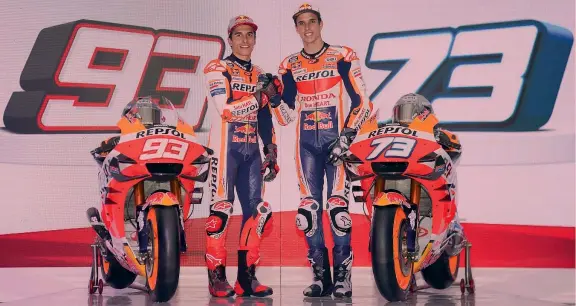  ?? IPP ?? Fratelli Da sinistra Marc Marquez, 26 anni, 8 volte campione del mondo (6 in MotoGP) e Alex, 23, campione in carica di Moto2 al debutto nella classe regina, ieri alla presentazi­one della Honda 2020