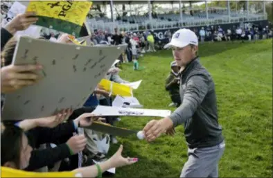  ?? SETH WENIG — THE ASSOCIATED PRESS ?? Jordan Spieth signs autographs for fans on Wednesday at Bethpage Black in Farmingdal­e, N.Y.