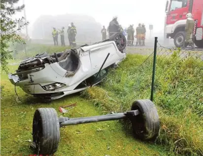  ??  ?? Das Auto kam erst nach 60 Metern zum Liegen, auf dem Dach und mit Totalschad­en