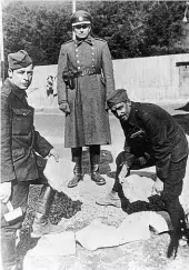  ?? Foto: Marek Podhora, MAFRA ?? Součástí památníku v Letech je i model tábora, jak vypadal v roce 1943. Tábor založila a spravovala protektorá­tní vláda. O ostrahu se starali čeští dozorci, rekrutujíc­í se většinou z řad četnictva. Internovan­í Romové pracovali na výstavbě nedaleké...