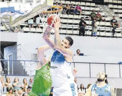  ?? PASCUAL CÁNDIDO ?? Primera vuelta Dikembe André coge un rebote en el partido ante el Amics en Castellón. ▷