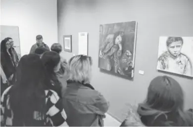  ?? ?? Numeroso público en el Museo Gurza
EDWIN ARMSTRONG PINTOR
“Obras de artistas como Mark Rothko o Kandinsky me atraen y no me puedo imaginar cómo sería verlas en vivo”