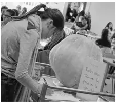  ??  ?? Toute la semaine dans le réfectoire, les enfants étaient invités à deviner le poids de cette citrouille.